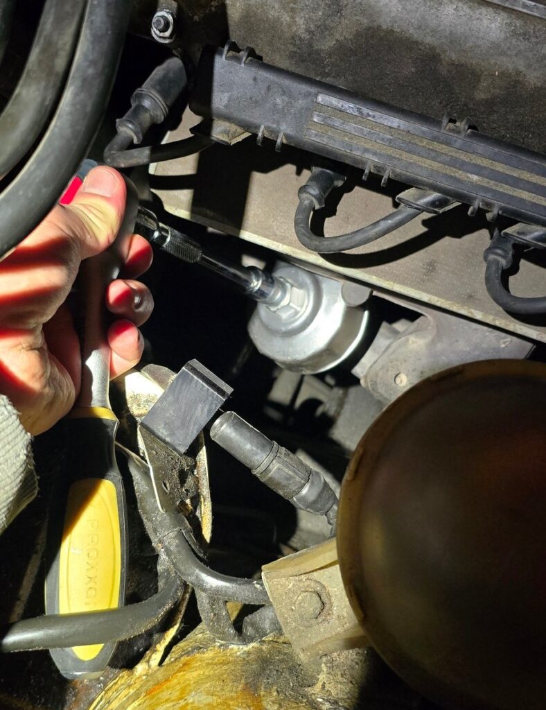 Removing the E30 oil filter from the top with a Proxxon rotary ratchet, locking extension and filter socket