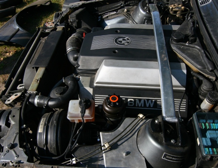 V8motorraum01